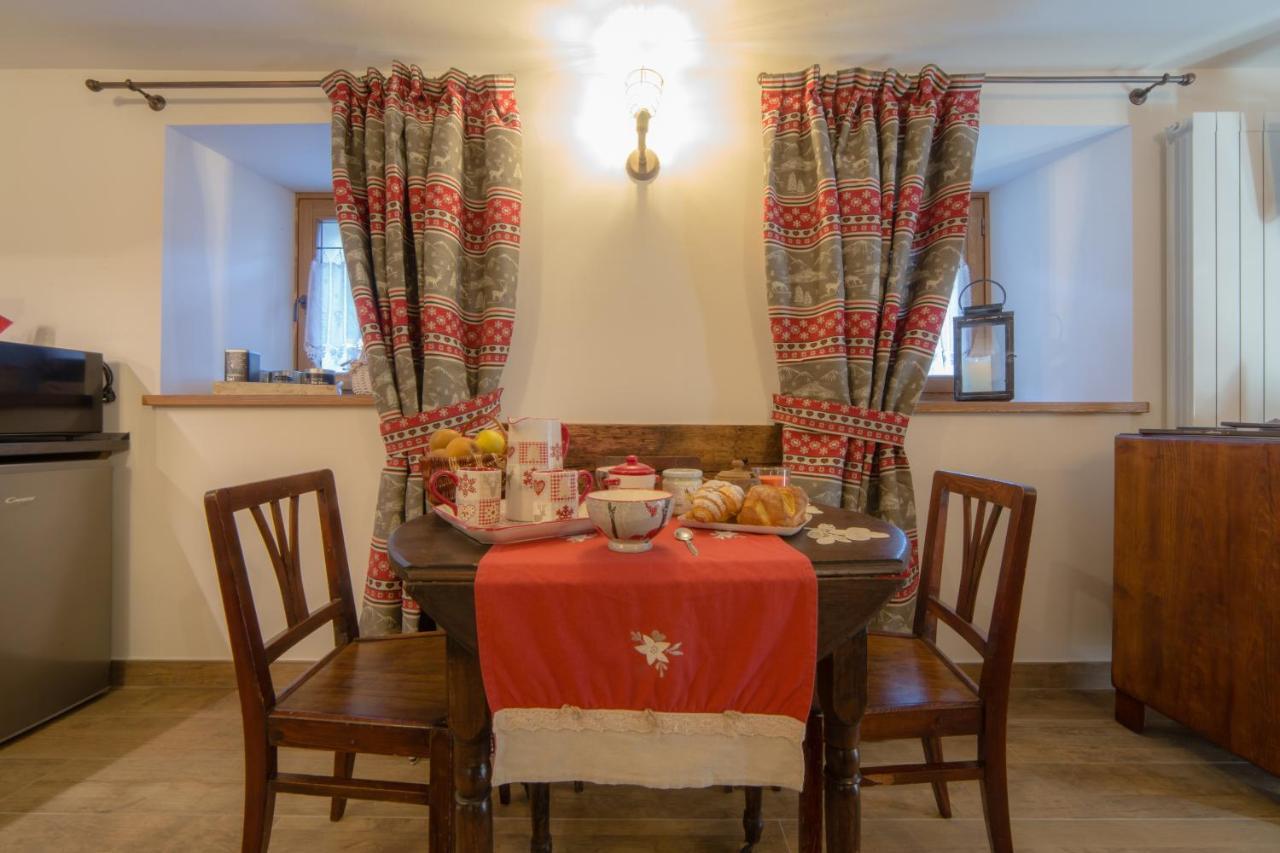 אטרובלס Maison Julie-Lungo La Via Francigena מראה חיצוני תמונה